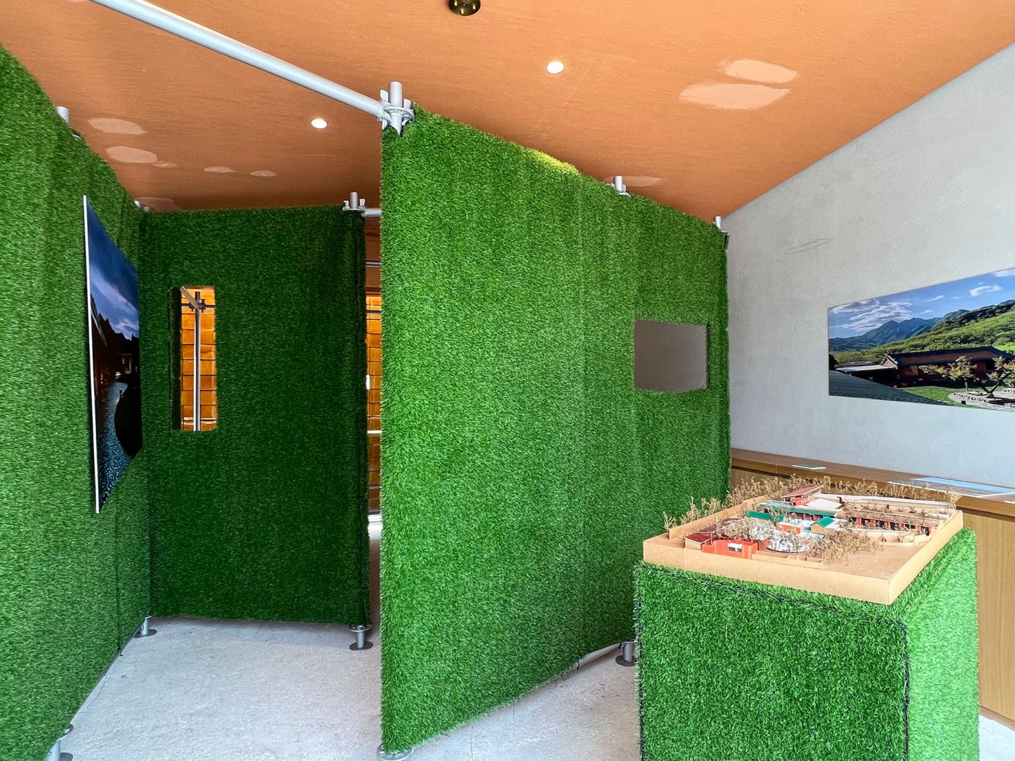 «Village Opera, A Rehearsal of Rural Construction», exposición por llLab. Fotografía por Jin Weiqi. «Village Opera, A Rehearsal of Rural Construction», exposición por llLab. Fotografía por Jin Weiqi.