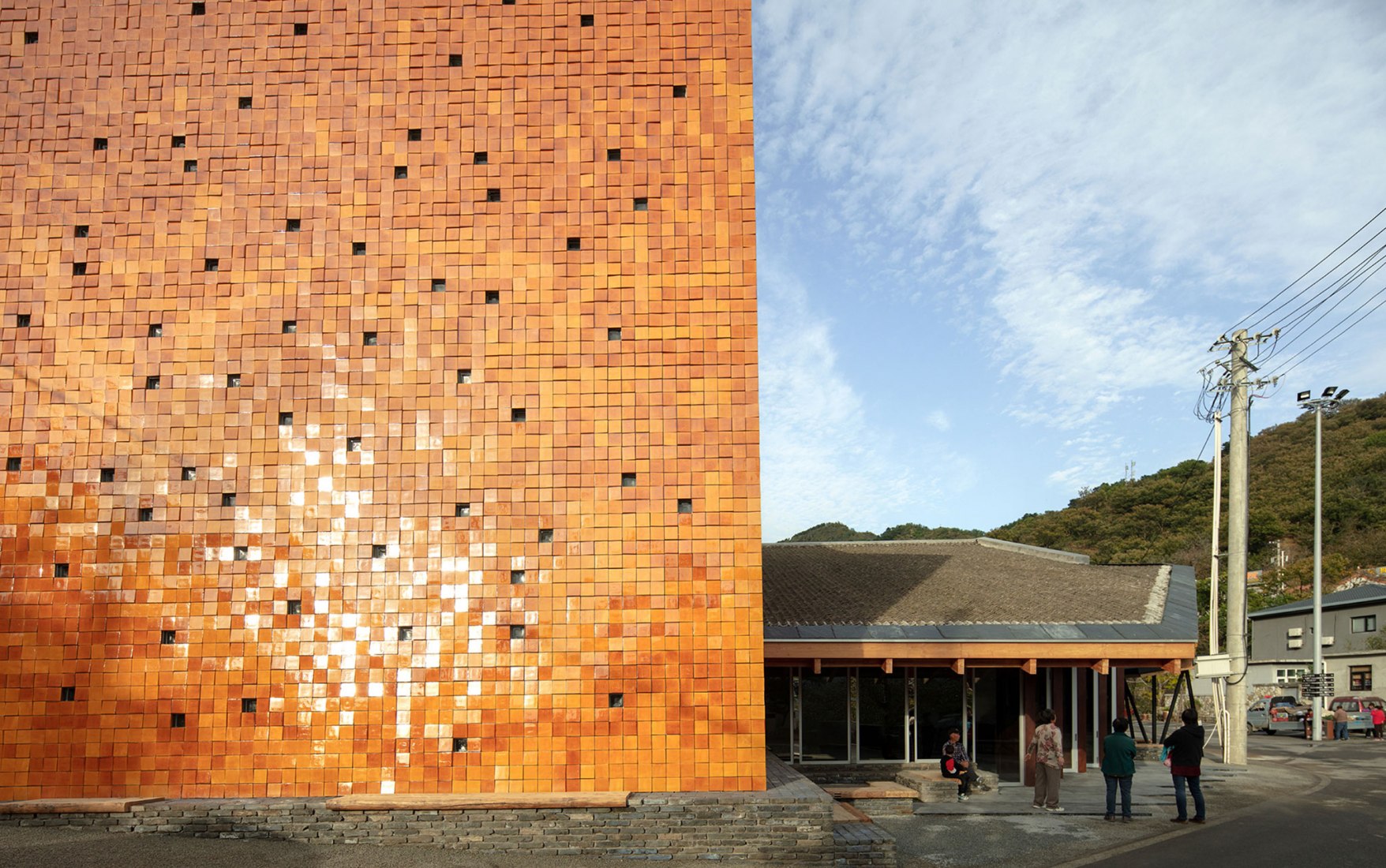 Reinventando el concepto de aldea rural. WAAAM por llLab. Fotografía por Arch-Exist Photography. Reinventando el concepto de aldea rural. WAAAM por llLab. Fotografía por Arch-Exist Photography.