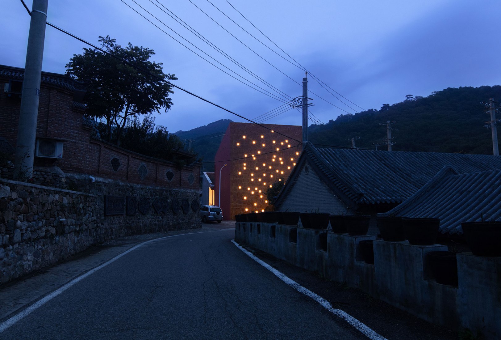 Reinventando el concepto de aldea rural. WAAAM por llLab. Fotografía por Arch-Exist Photography. Reinventando el concepto de aldea rural. WAAAM por llLab. Fotografía por Arch-Exist Photography.