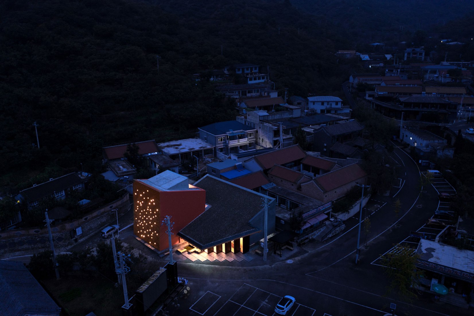 Reinventando el concepto de aldea rural. WAAAM por llLab. Fotografía por Arch-Exist Photography. Reinventando el concepto de aldea rural. WAAAM por llLab. Fotografía por Arch-Exist Photography.