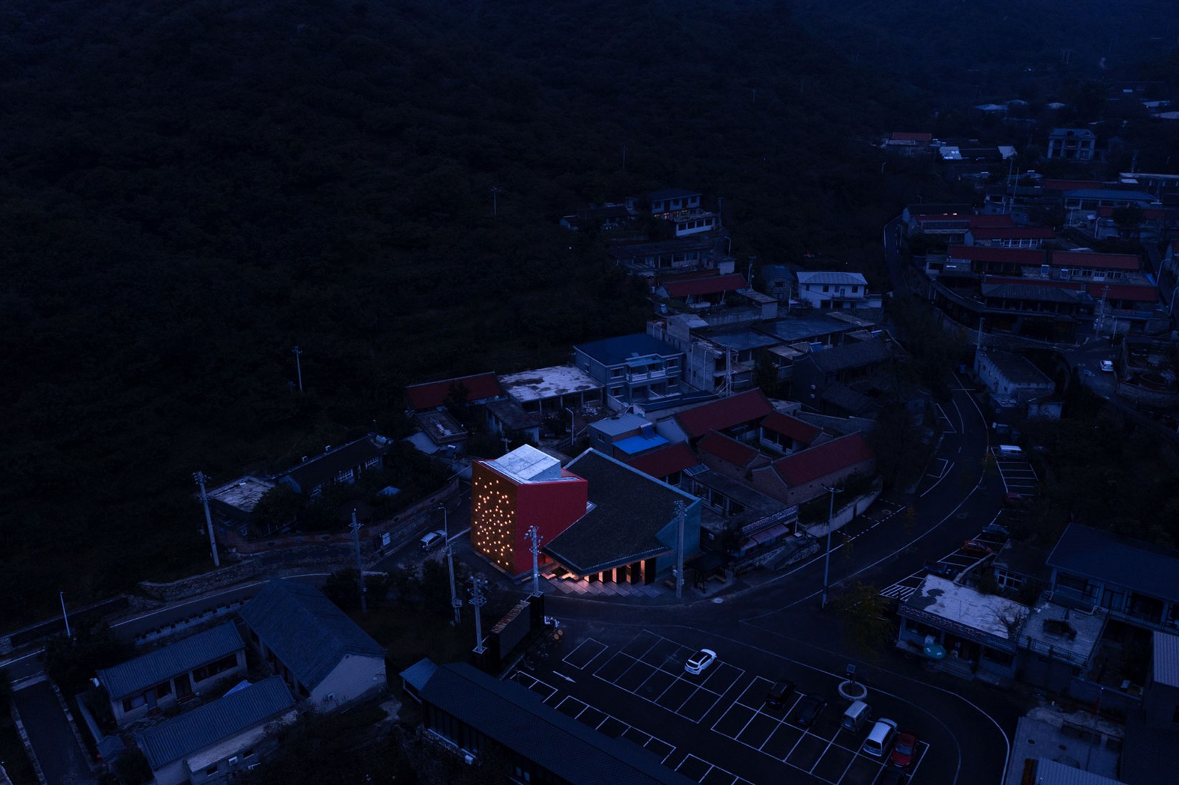 Reinventando el concepto de aldea rural. WAAAM por llLab. Fotografía por Arch-Exist Photography. Reinventando el concepto de aldea rural. WAAAM por llLab. Fotografía por Arch-Exist Photography.