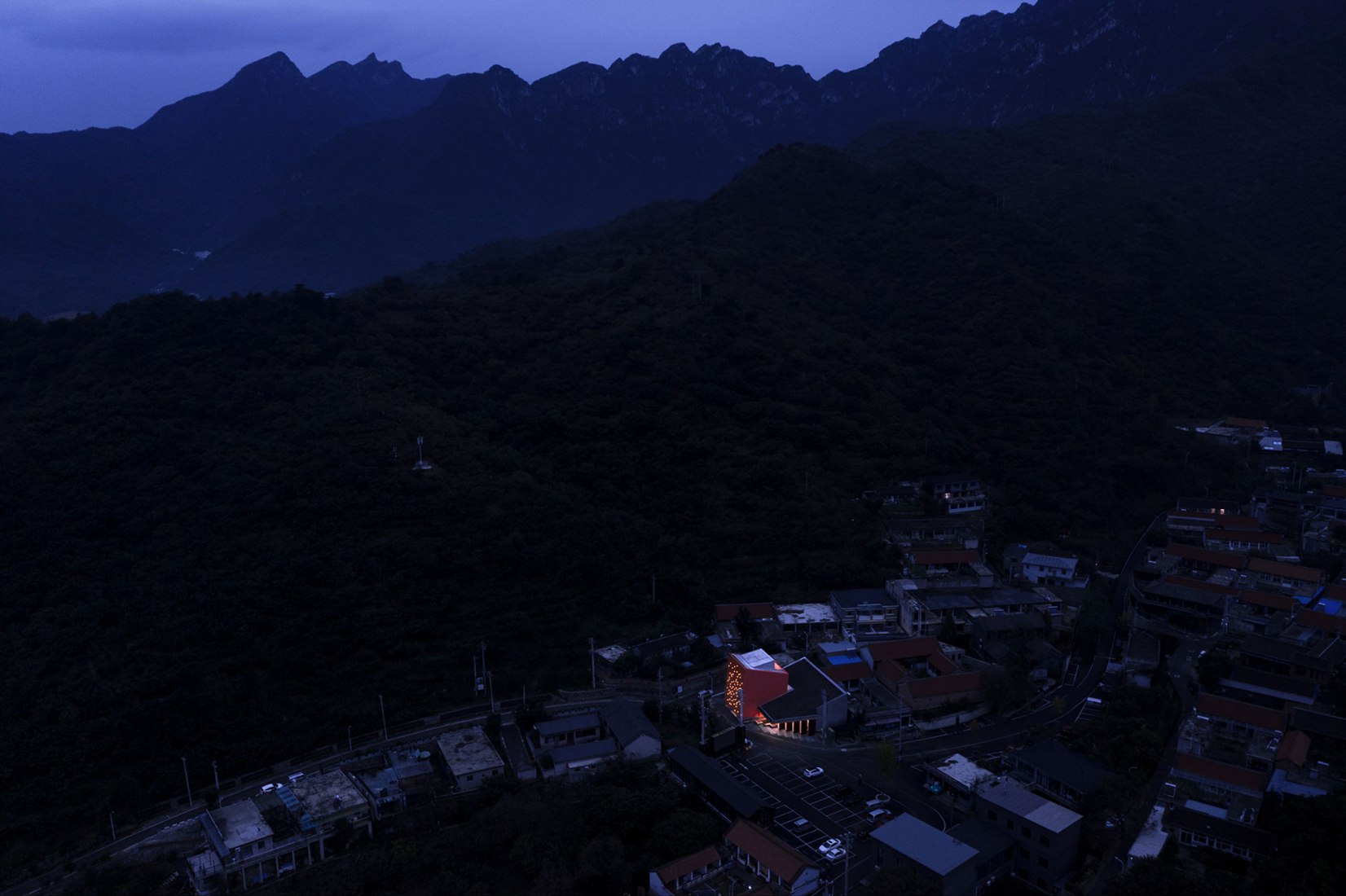 Reinventando el concepto de aldea rural. WAAAM por llLab. Fotografía por Arch-Exist Photography. Reinventando el concepto de aldea rural. WAAAM por llLab. Fotografía por Arch-Exist Photography.