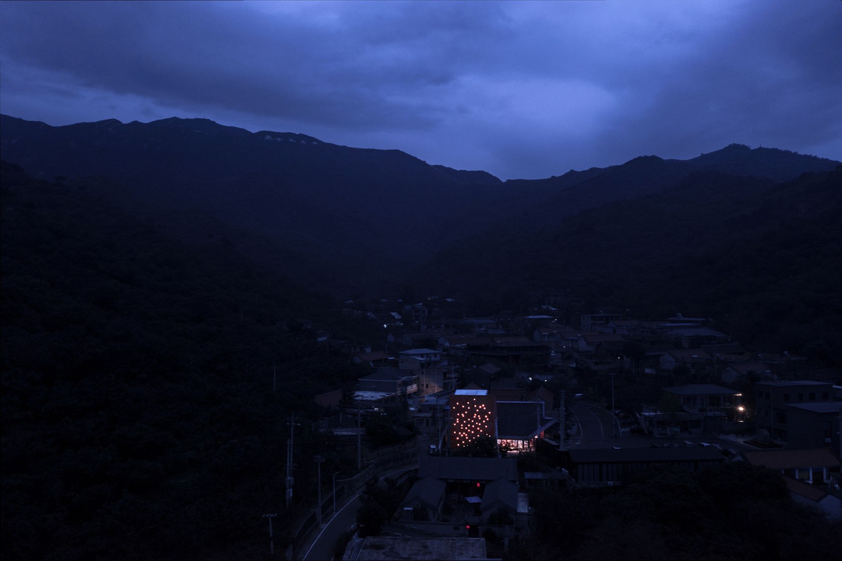 Reinventando el concepto de aldea rural. WAAAM por llLab. Fotografía por Arch-Exist Photography. Reinventando el concepto de aldea rural. WAAAM por llLab. Fotografía por Arch-Exist Photography.