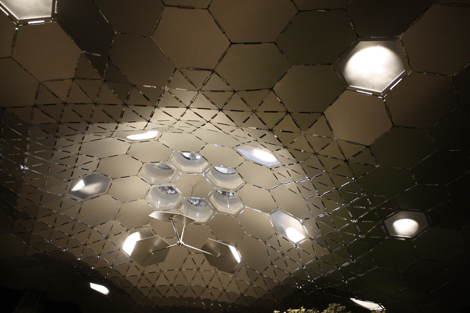 Imagen de nuestro parasol del 2012 reflejando la luz solar natural en el interior. 