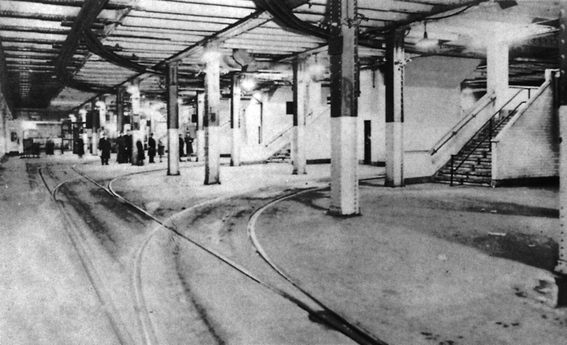 El terminal de tranvía original durante  el servicio de tranvías en la década de 1930. 