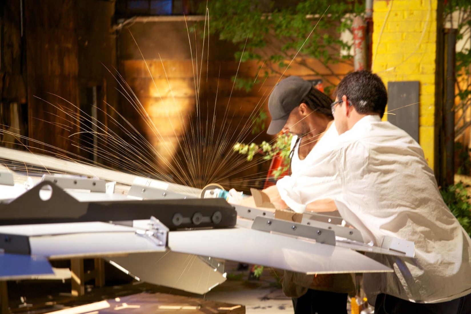 Se han cosido a mano cientos de paneles de aluminio para construir el parasol para su exposición de 2012. 