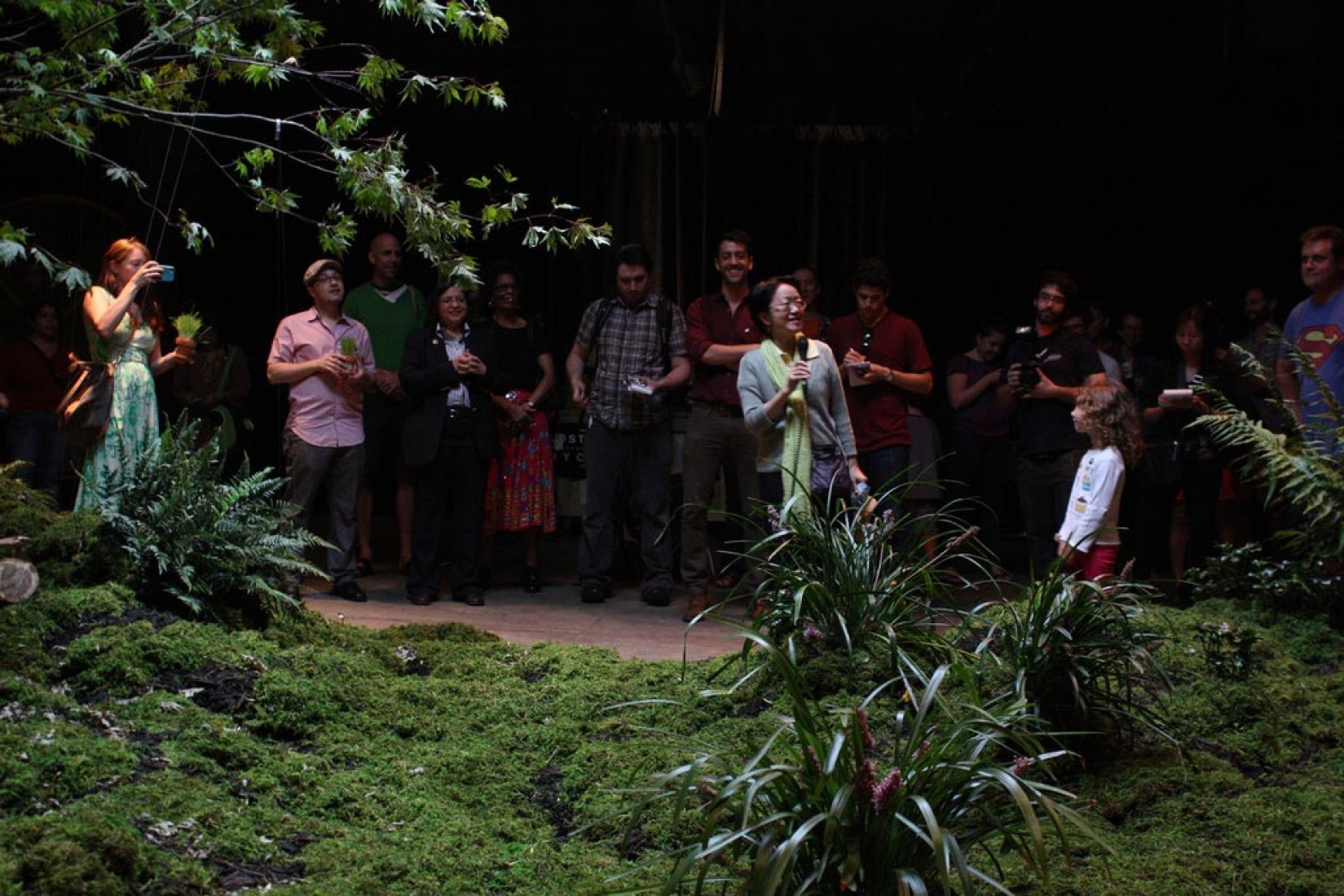 Margaret Chin, miembro del Ayuntamiento de Nueva York , junto con otros funcionarios electos en un evento de Lowline en la exposición de 2012.