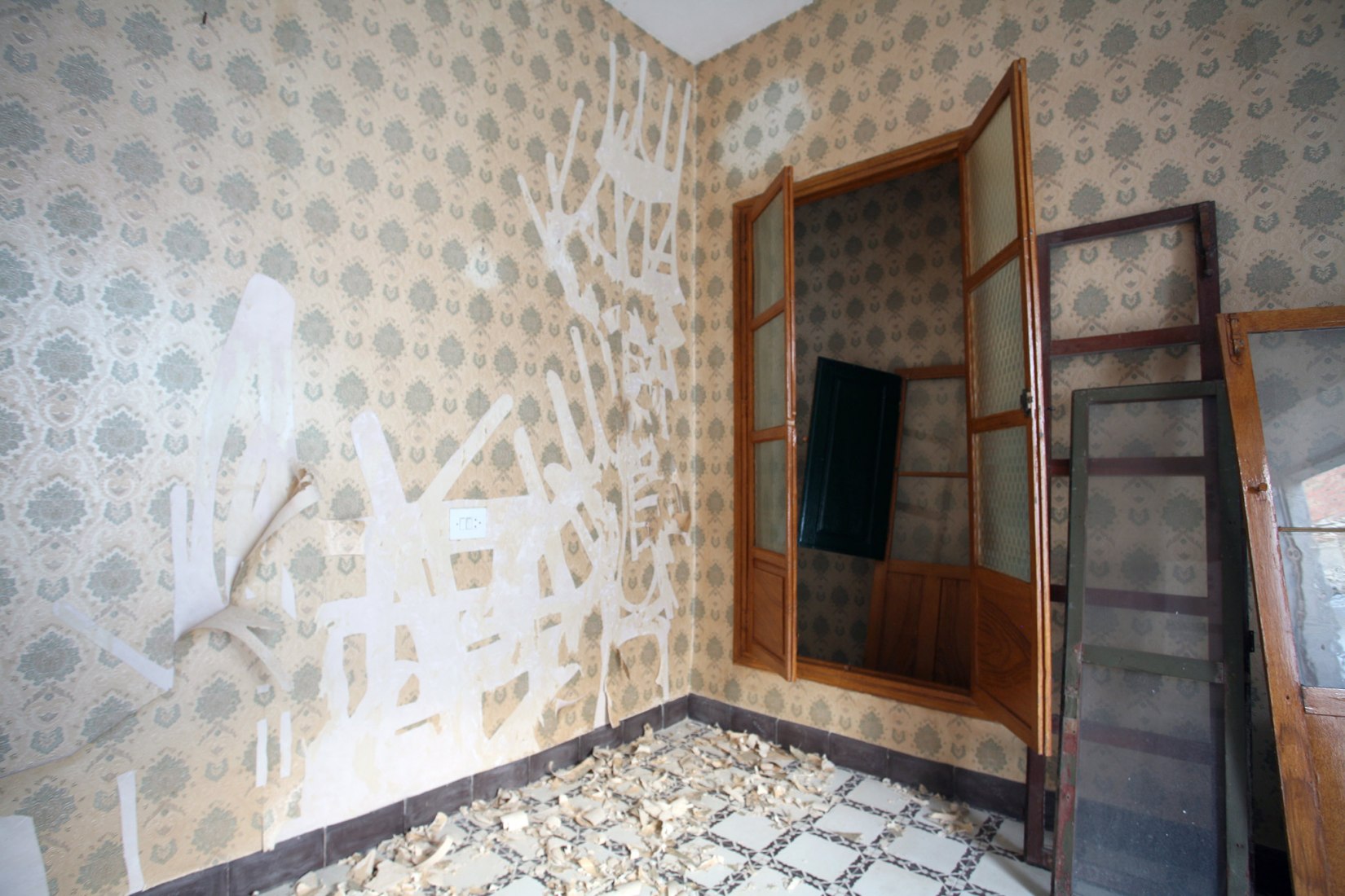 Intervention by Maite Camacho. Image courtesy of INTERVENCIONES 4