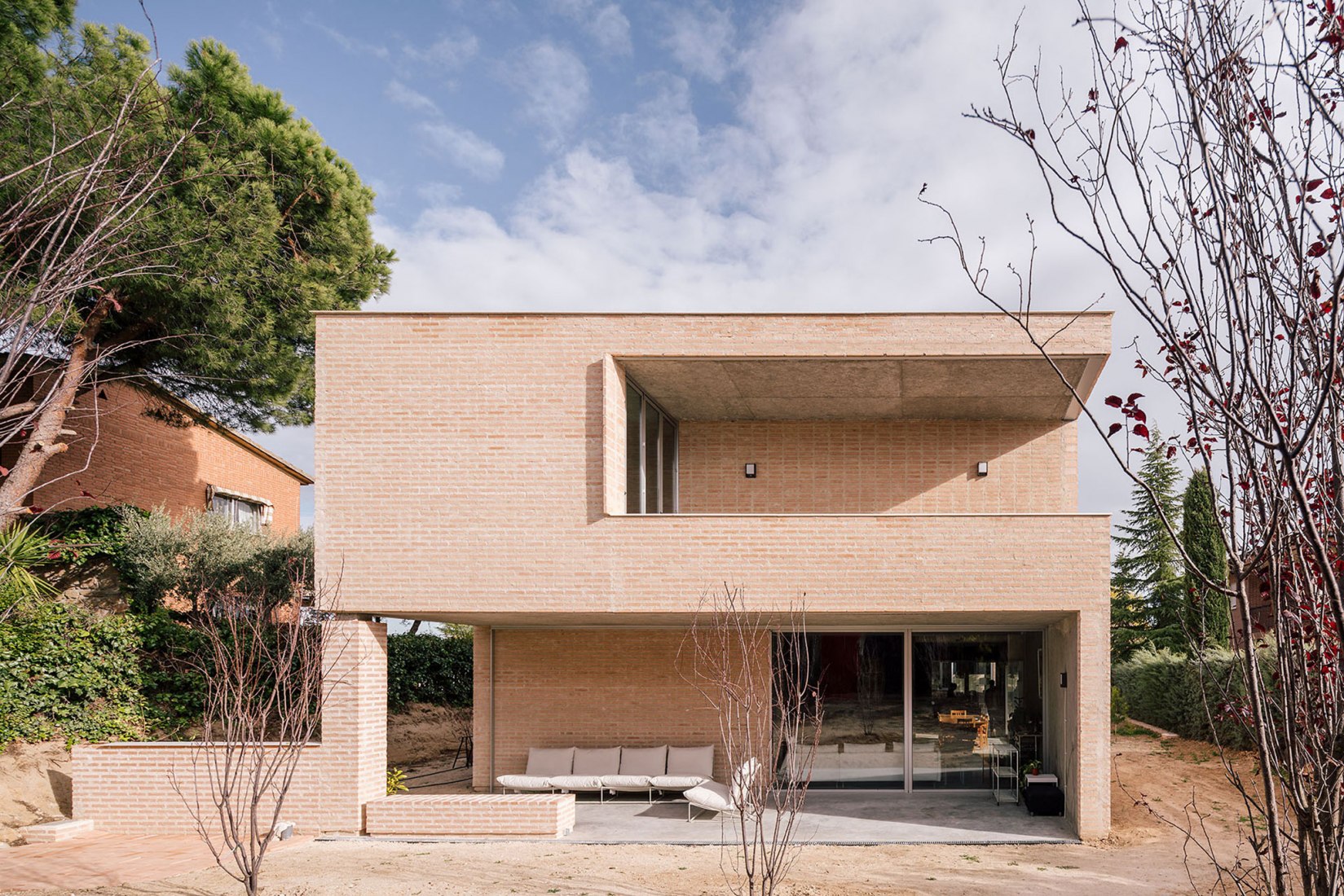 A three generation house in Boadilla del Monte by Malu de Miguel. Photograph by Imagen Subliminal (Miguel de Guzmán + Rocío Romero)