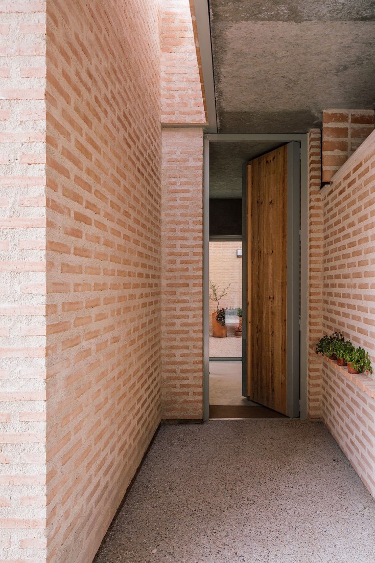 A three generation house in Boadilla del Monte by Malu de Miguel. Photograph by Imagen Subliminal (Miguel de Guzmán + Rocío Romero)