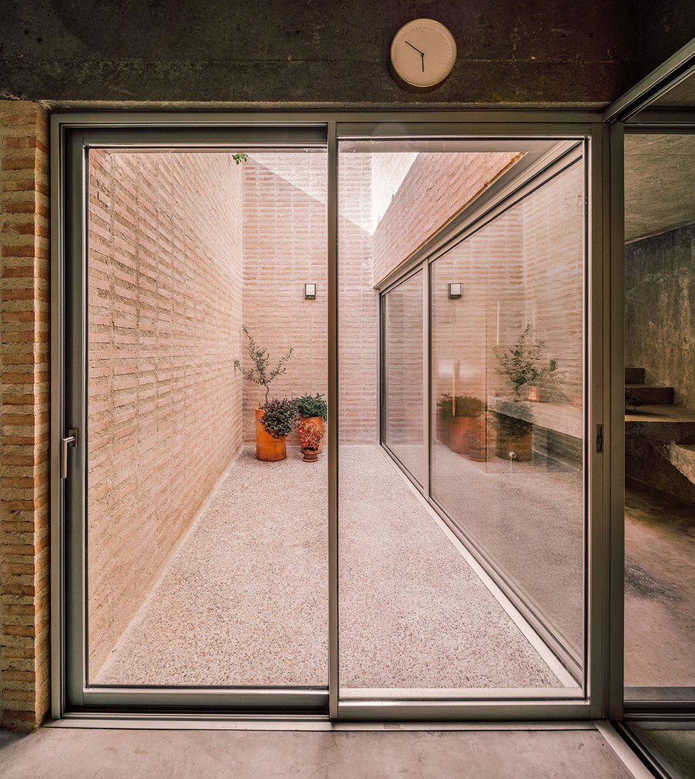 A three generation house in Boadilla del Monte by Malu de Miguel. Photograph by Imagen Subliminal (Miguel de Guzmán + Rocío Romero)