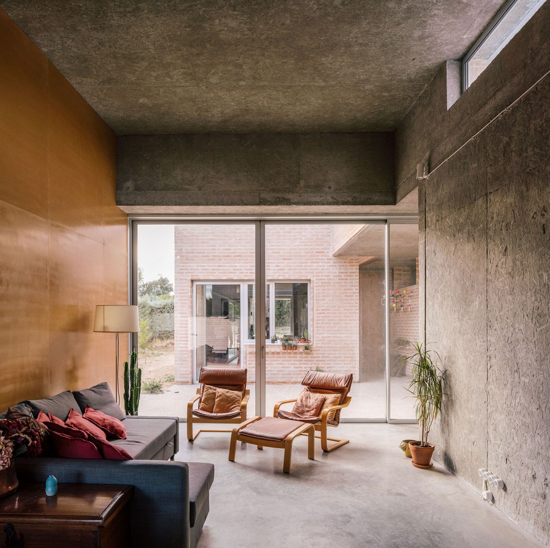 A three generation house in Boadilla del Monte by Malu de Miguel. Photograph by Imagen Subliminal (Miguel de Guzmán + Rocío Romero)