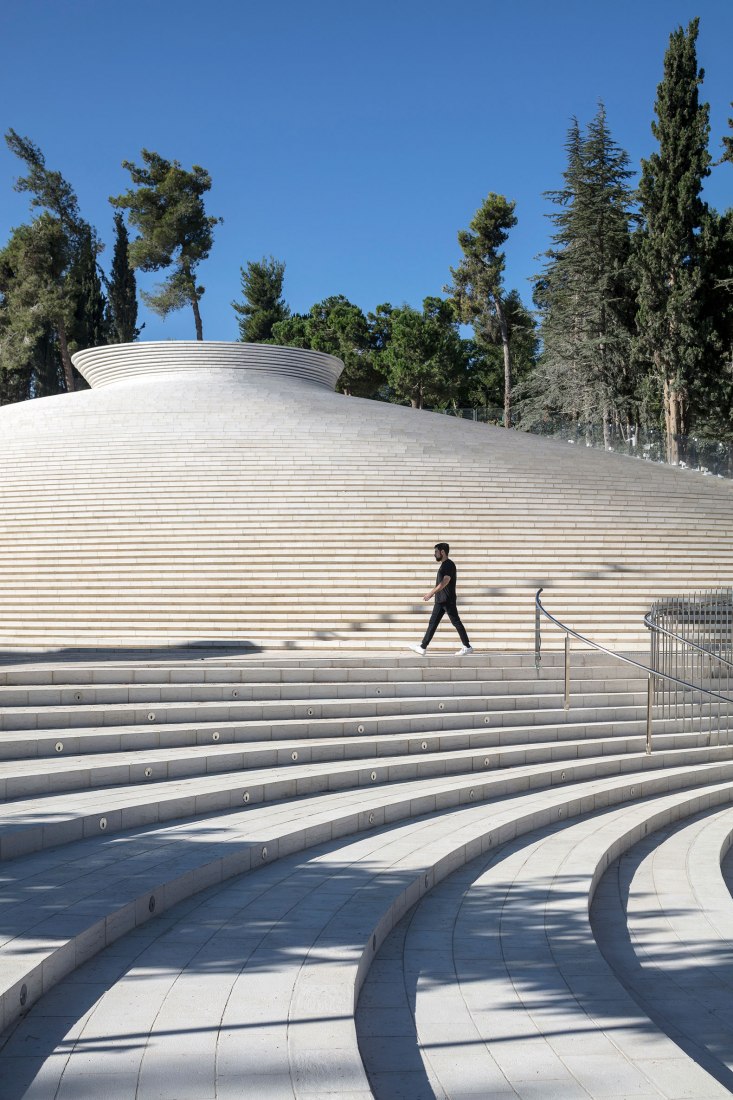 Exterior view. The Mount Herzl Memorial Hall by Kimmel Eshkolot Architects. Photograph © Amit Geron Exterior view. The Mount Herzl Memorial Hall by Kimmel Eshkolot Architects. Photograph © Amit Geron