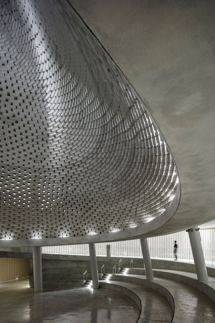 Lower floor level. The Mount Herzl Memorial Hall by Kimmel Eshkolot Architects. Photograph © Amit Geron Lower floor level. The Mount Herzl Memorial Hall by Kimmel Eshkolot Architects. Photograph © Amit Geron