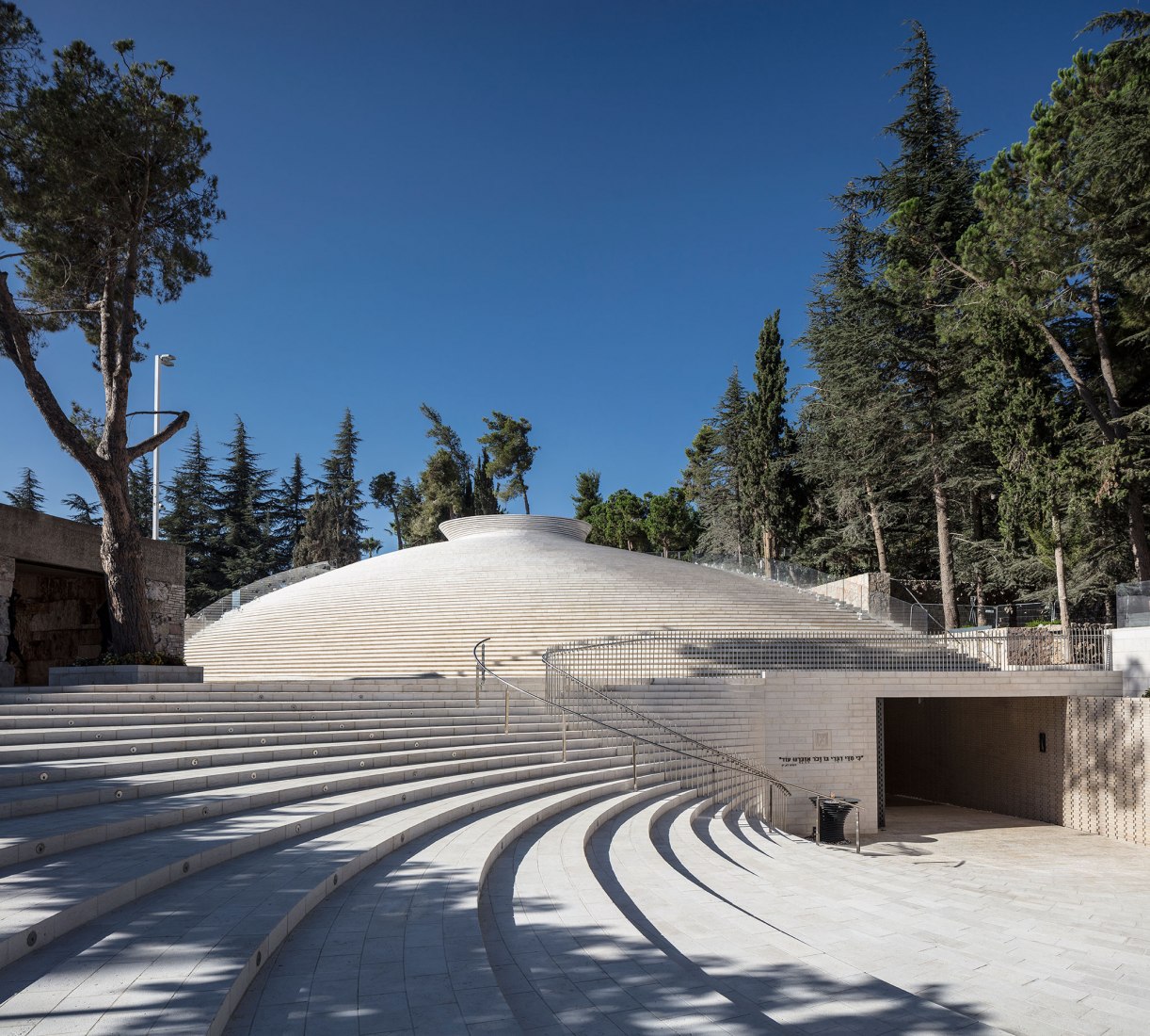 Exterior view. The Mount Herzl Memorial Hall by Kimmel Eshkolot Architects. Photograph © Amit Geron Exterior view. The Mount Herzl Memorial Hall by Kimmel Eshkolot Architects. Photograph © Amit Geron
