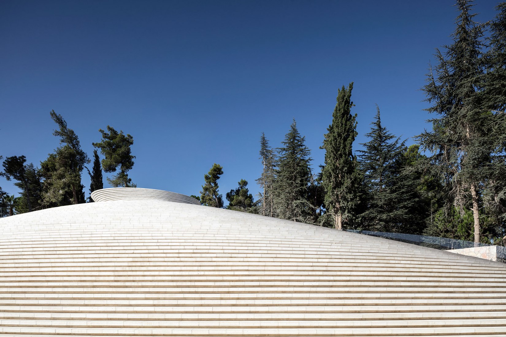 Exterior view. The Mount Herzl Memorial Hall by Kimmel Eshkolot Architects. Photograph © Amit Geron Exterior view. The Mount Herzl Memorial Hall by Kimmel Eshkolot Architects. Photograph © Amit Geron