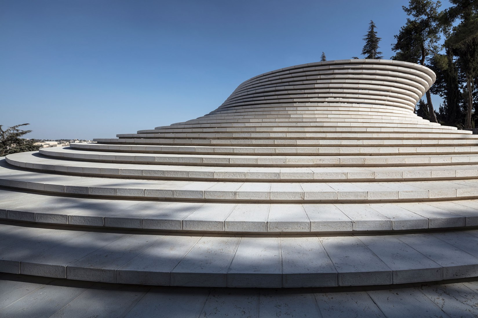 Exterior view. The Mount Herzl Memorial Hall by Kimmel Eshkolot Architects. Photograph © Amit Geron Exterior view. The Mount Herzl Memorial Hall by Kimmel Eshkolot Architects. Photograph © Amit Geron