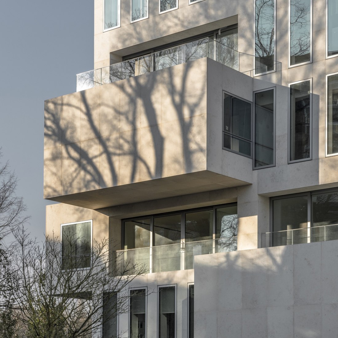 Detalle de terraza. Viviendas del Instituto de la Commonwealth por OMA. Fotografía ©© Sebastian van Damme Detalle de terraza. Viviendas del Instituto de la Commonwealth por OMA. Fotografía ©© Sebastian van Damme
