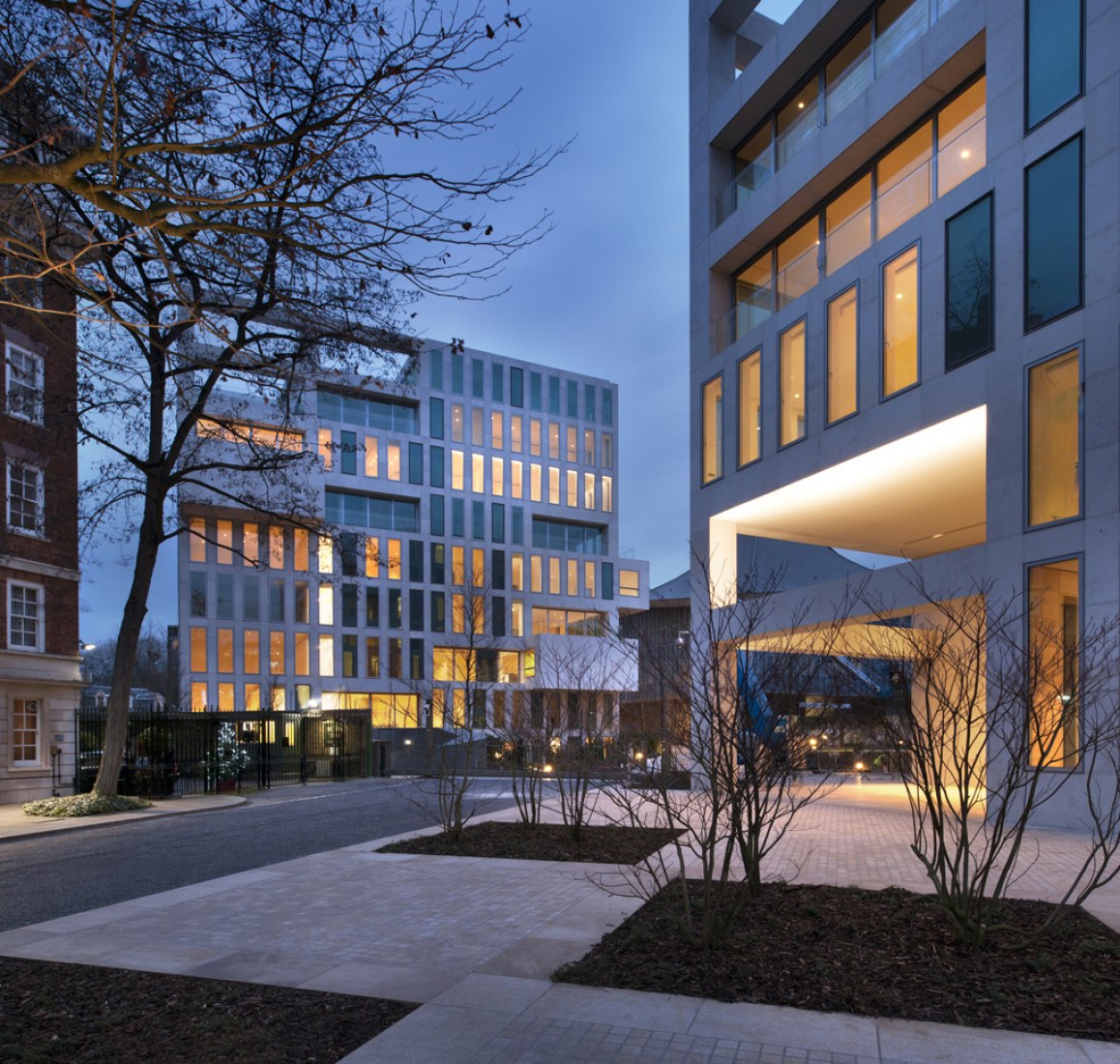 Vista nocturna. Viviendas del  Instituto de la Commonwealth por OMA. Fotografía ©Philip Vile Vista nocturna. Viviendas del  Instituto de la Commonwealth por OMA. Fotografía ©Philip Vile