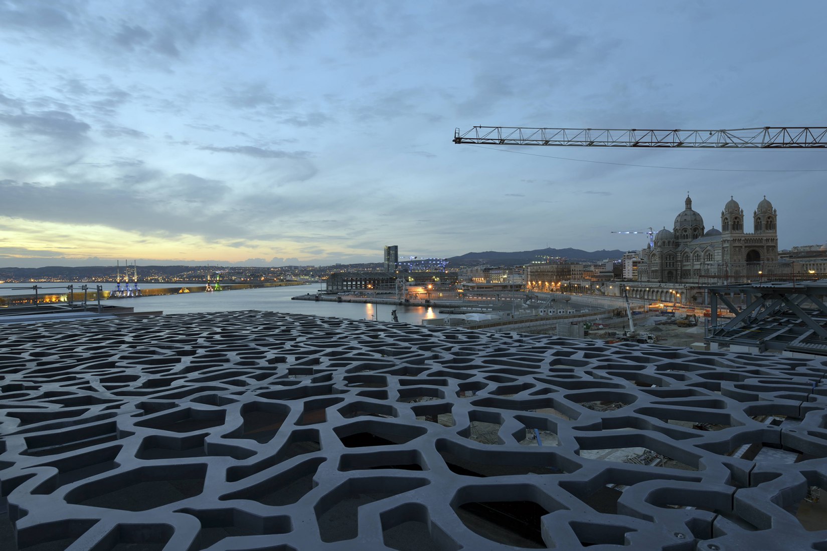 Cubierta al atardecer en el MuCem, por Rudy Ricciotti. Fotografía © Olivier Amsellem. Cubierta al atardecer en el MuCem, por Rudy Ricciotti. Fotografía © Olivier Amsellem.