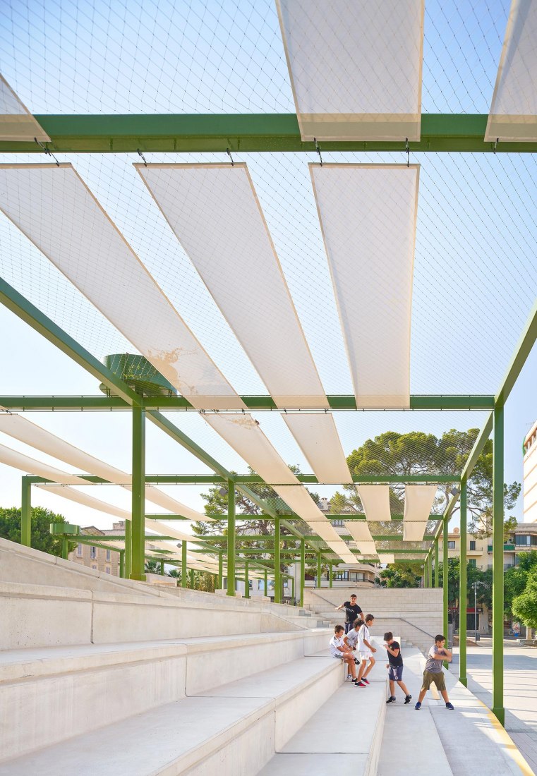 Playing. Fonamental. Renovation of Plaza Mallorca by Son Estudi. Photography by Jose Hevia  Playing. Fonamental. Renovation of Plaza Mallorca by Son Estudi. Photography by Jose Hevia