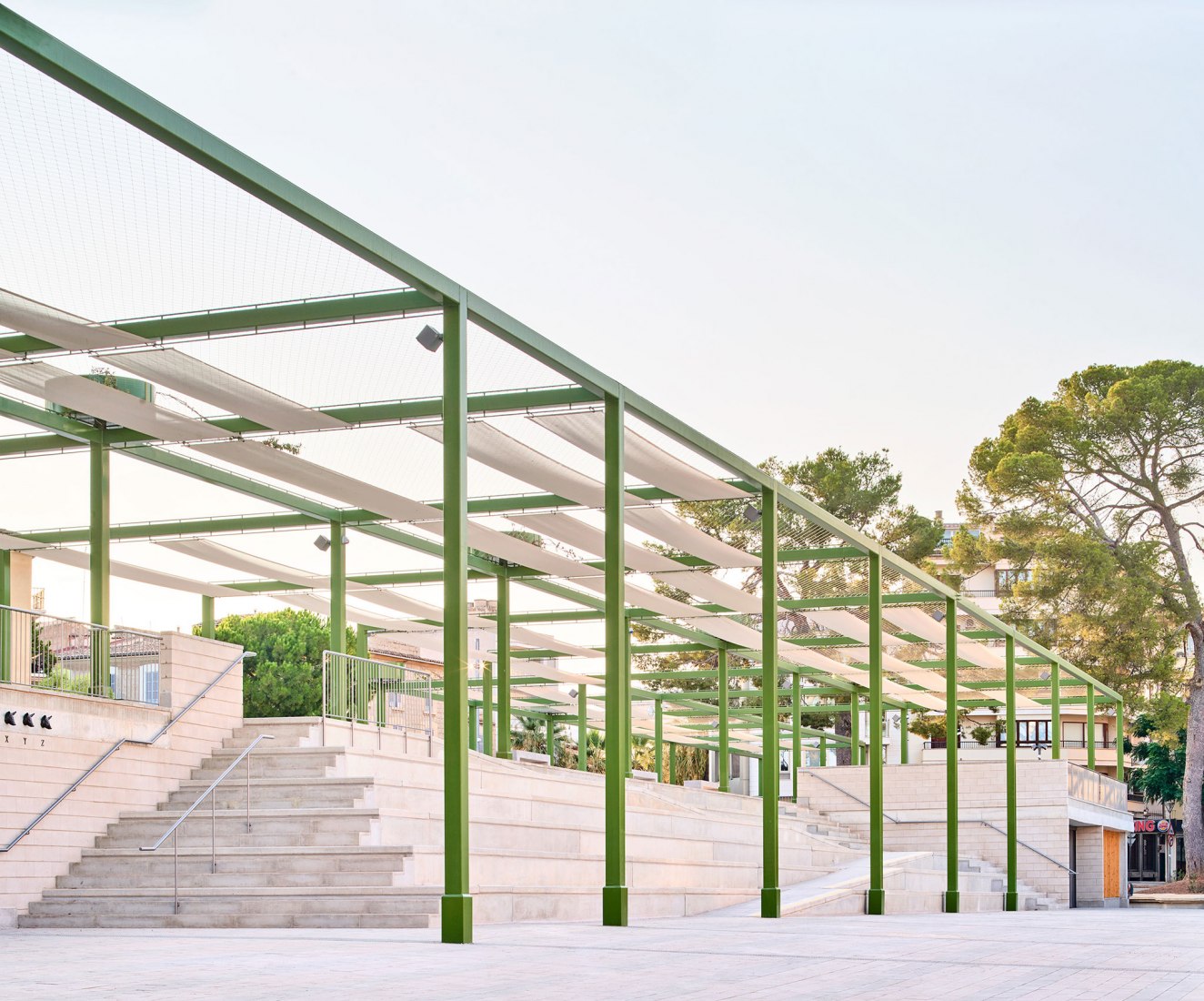 Steps, pergola, civic room. Fonamental. Renovation of Plaza Mallorca by Son Estudi. Photography by Jose Hevia  Steps, pergola, civic room. Fonamental. Renovation of Plaza Mallorca by Son Estudi. Photography by Jose Hevia