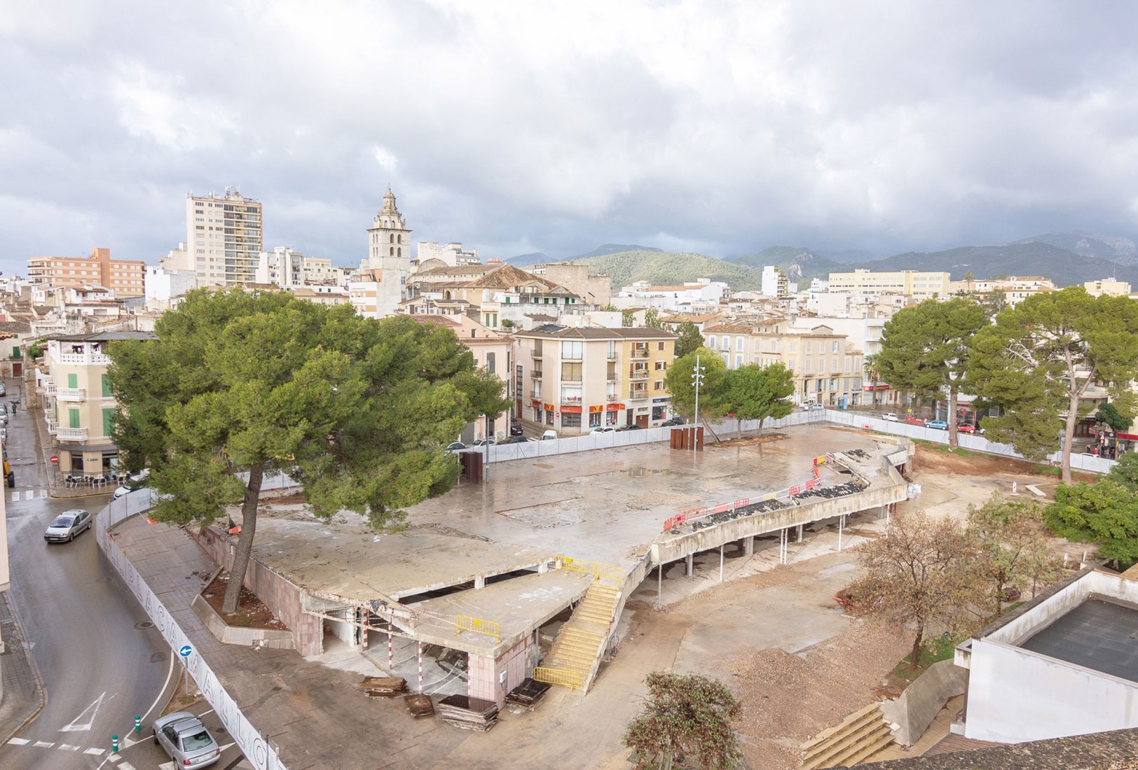 Plaza Mallorca seen from a rooftop 2019. Fonamental. Renovation of Plaza Mallorca by Son Estudi. Photography by Kika Sorell Plaza Mallorca seen from a rooftop 2019. Fonamental. Renovation of Plaza Mallorca by Son Estudi. Photography by Kika Sorell