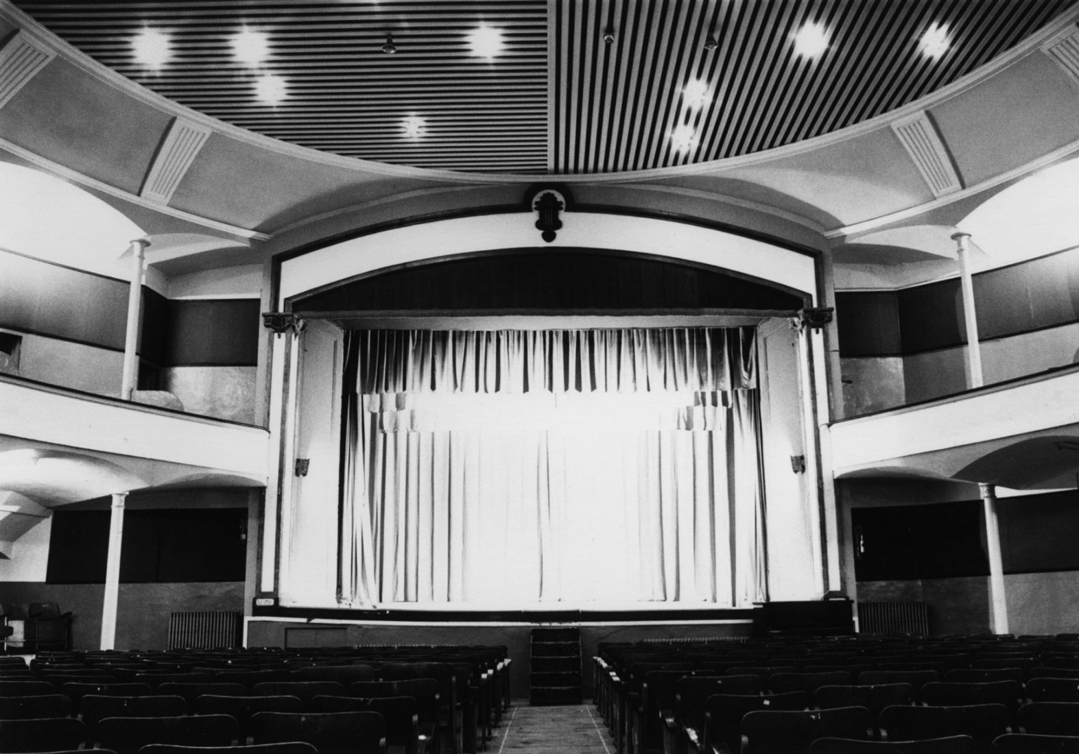 Vista del teatro antes de la reforma, hacia 1980.  La Massa, el teatro de Vilassar de Rafael Guastavino.