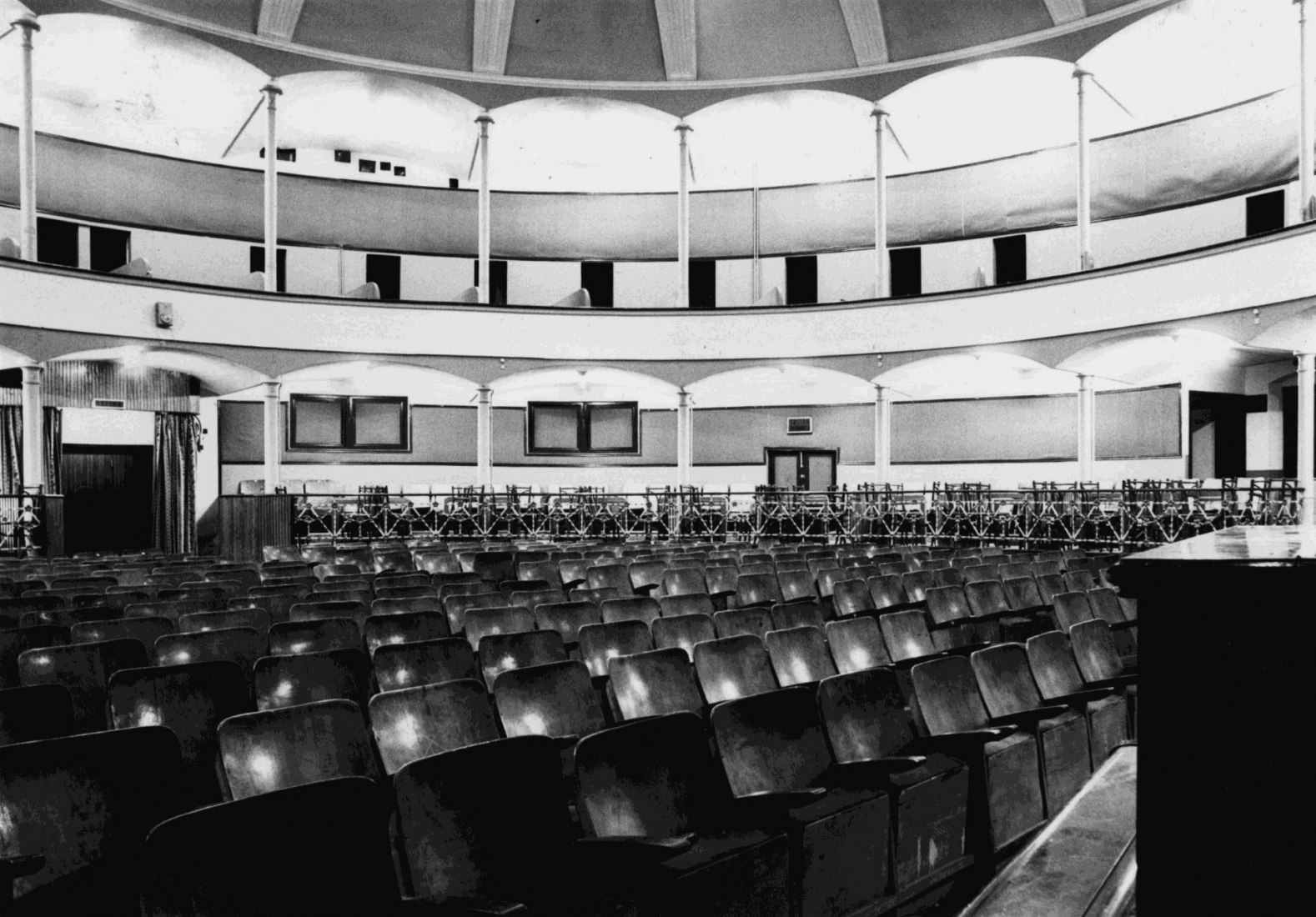 Vista del teatro antes de la reforma.  La Massa, el teatro de Vilassar de Rafael Guastavino.