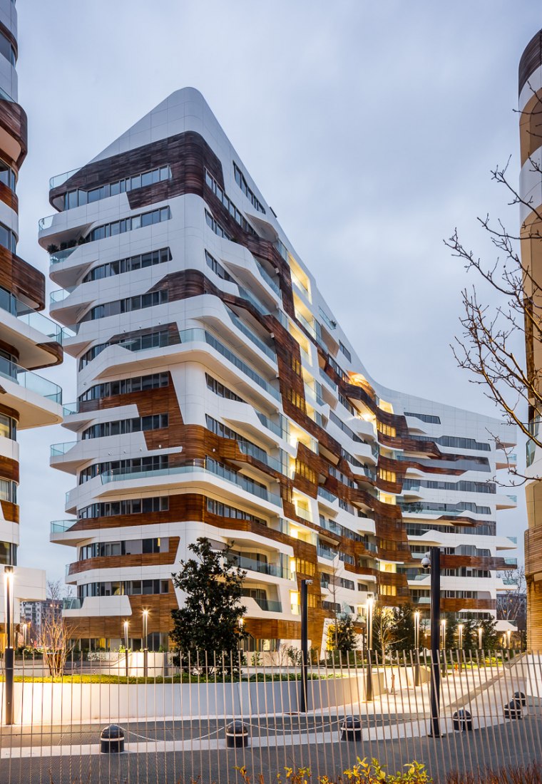 Vista nocturna del conjunto. Residencial Citylife por Zaha Hadid. Fotografía © Simón García | arqfoto.com