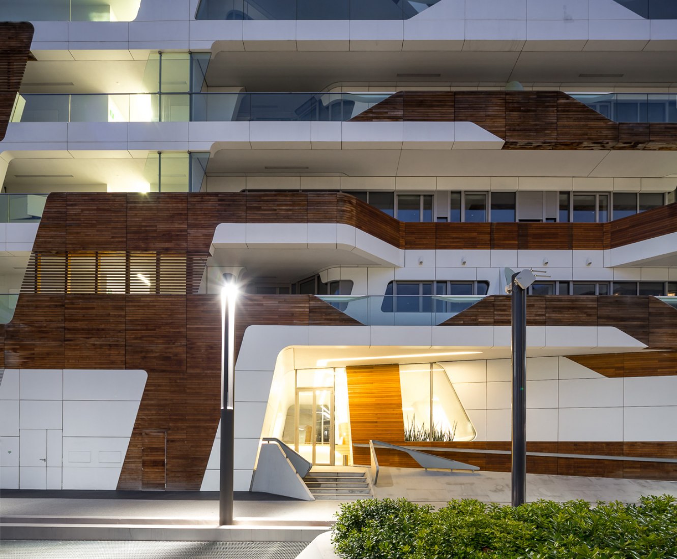 Vista nocturna, acceso. Residencial Citylife por Zaha Hadid. Fotografía © Simón García | arqfoto.com