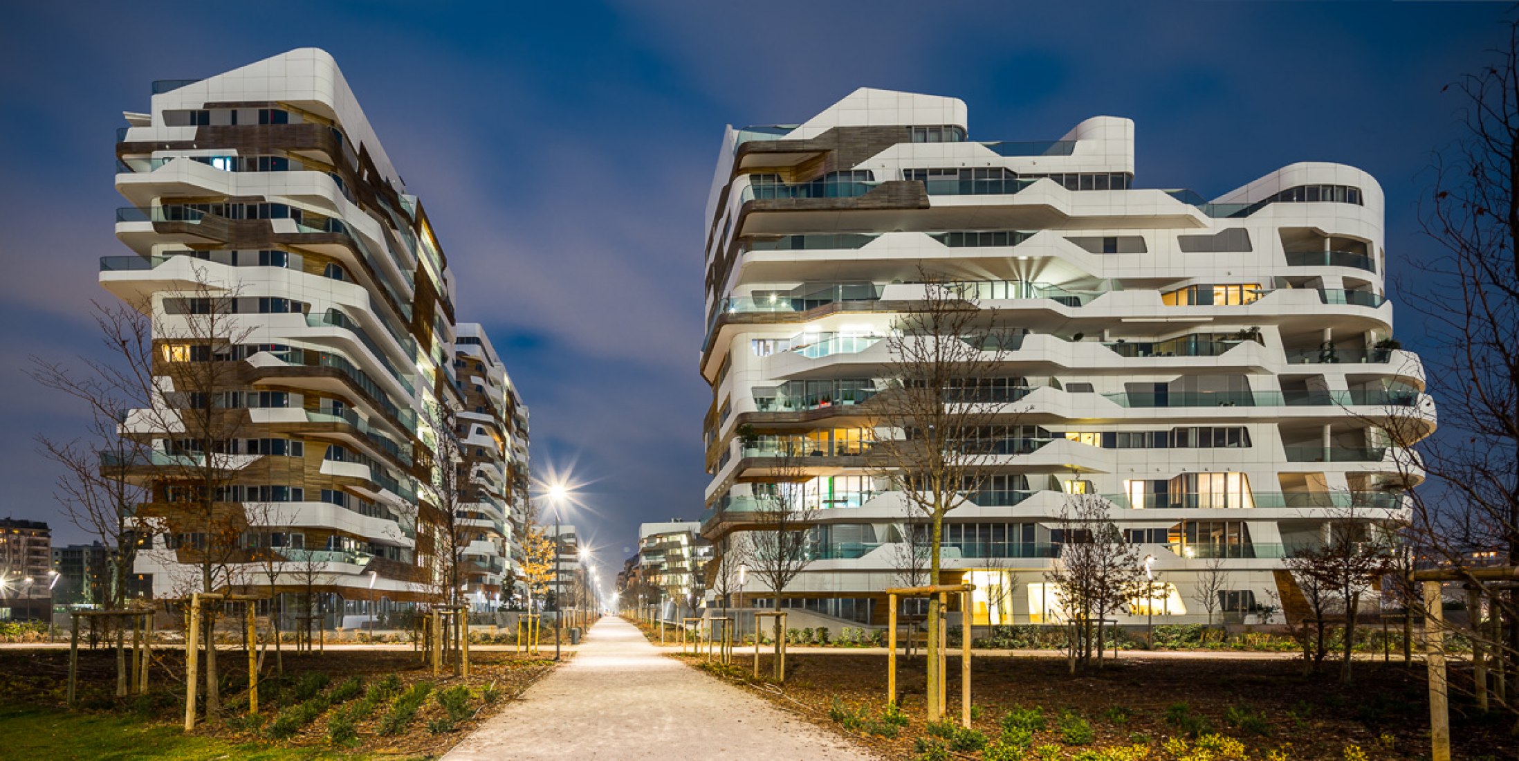 Vista nocturna del conjunto. Residencial Citylife por Zaha Hadid. Fotografía © Simón García | arqfoto.com