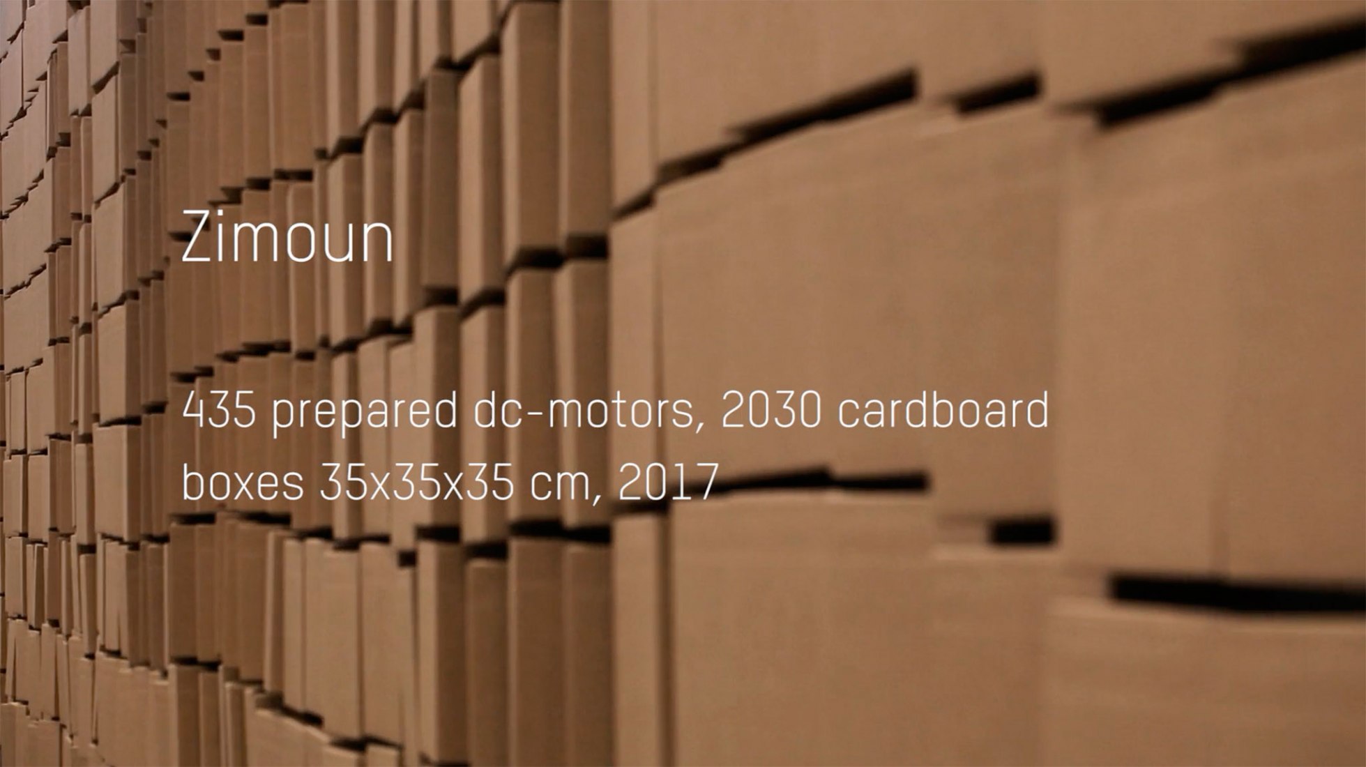 435 motores dc, 2030 cajas de cartón 35x35x35cm por Zimoun. Imagen cortesía de Zimoun