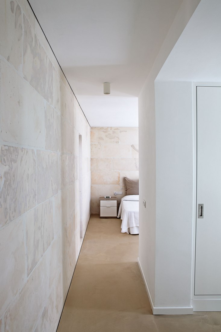 Main bedroom. Casa es Carnatge by MIEL Arquitectos. Photograph @ José Hevia