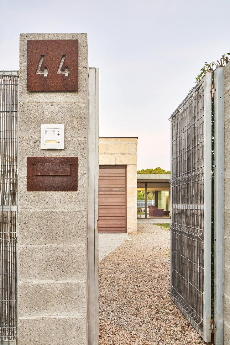 Entrance. Casa es Carnatge by MIEL Arquitectos. Photograph @ José Hevia