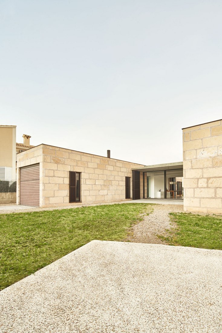 Exterior view. Casa es Carnatge by MIEL Arquitectos. Photograph @ José Hevia