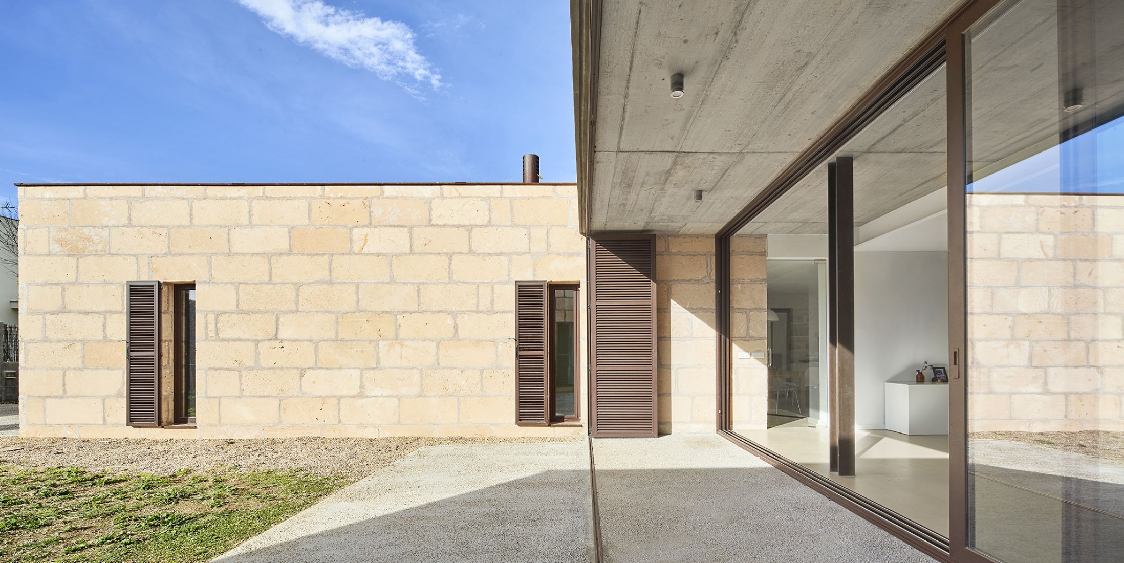 Exterior view. Casa es Carnatge by MIEL Arquitectos. Photograph @ José Hevia