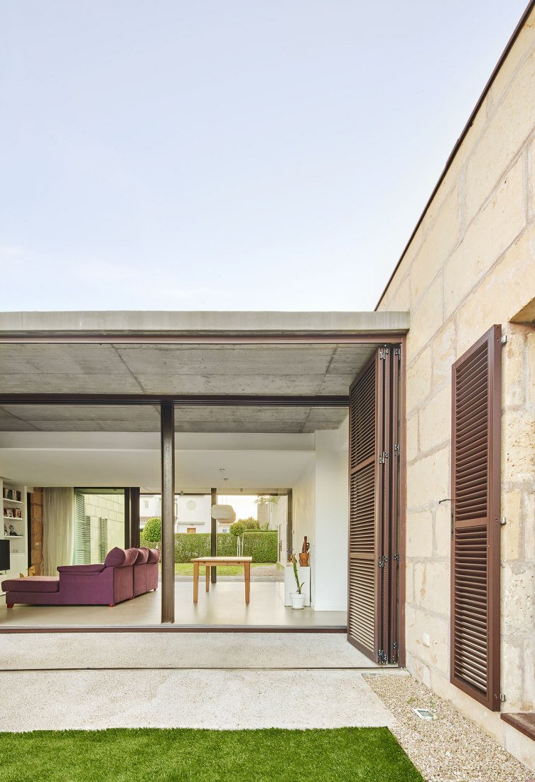 Exterior view. Casa es Carnatge by MIEL Arquitectos. Photograph @ José Hevia