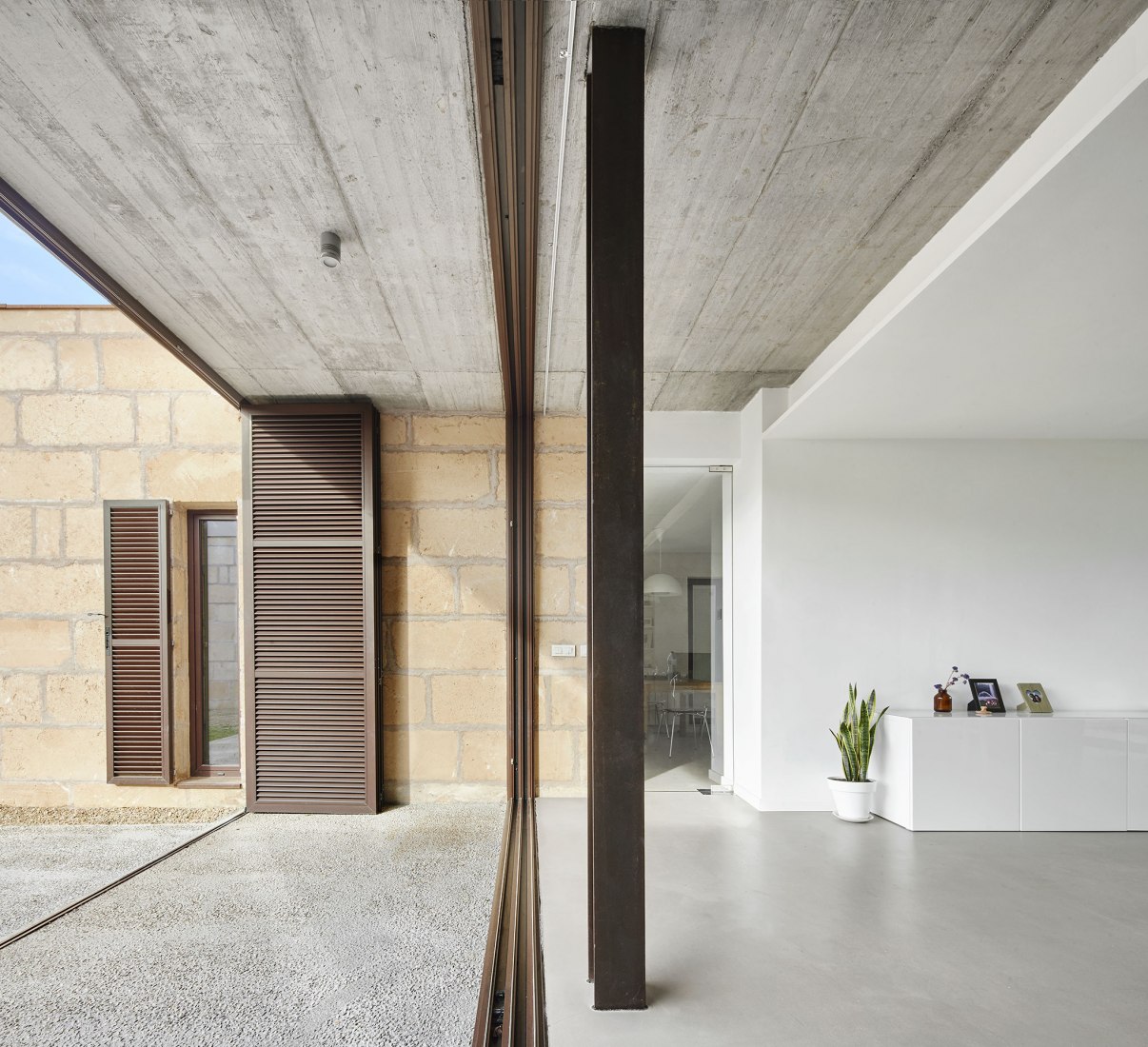 Exterior - interior view. Casa es Carnatge by MIEL Arquitectos. Photograph @ José Hevia