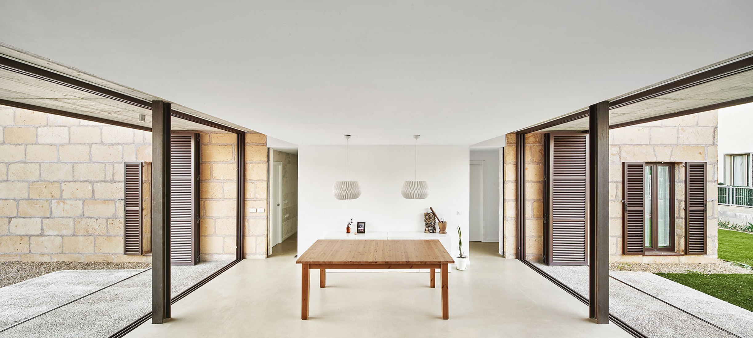 Living room and dining room. Casa es Carnatge by MIEL Arquitectos. Photograph @ José Hevia