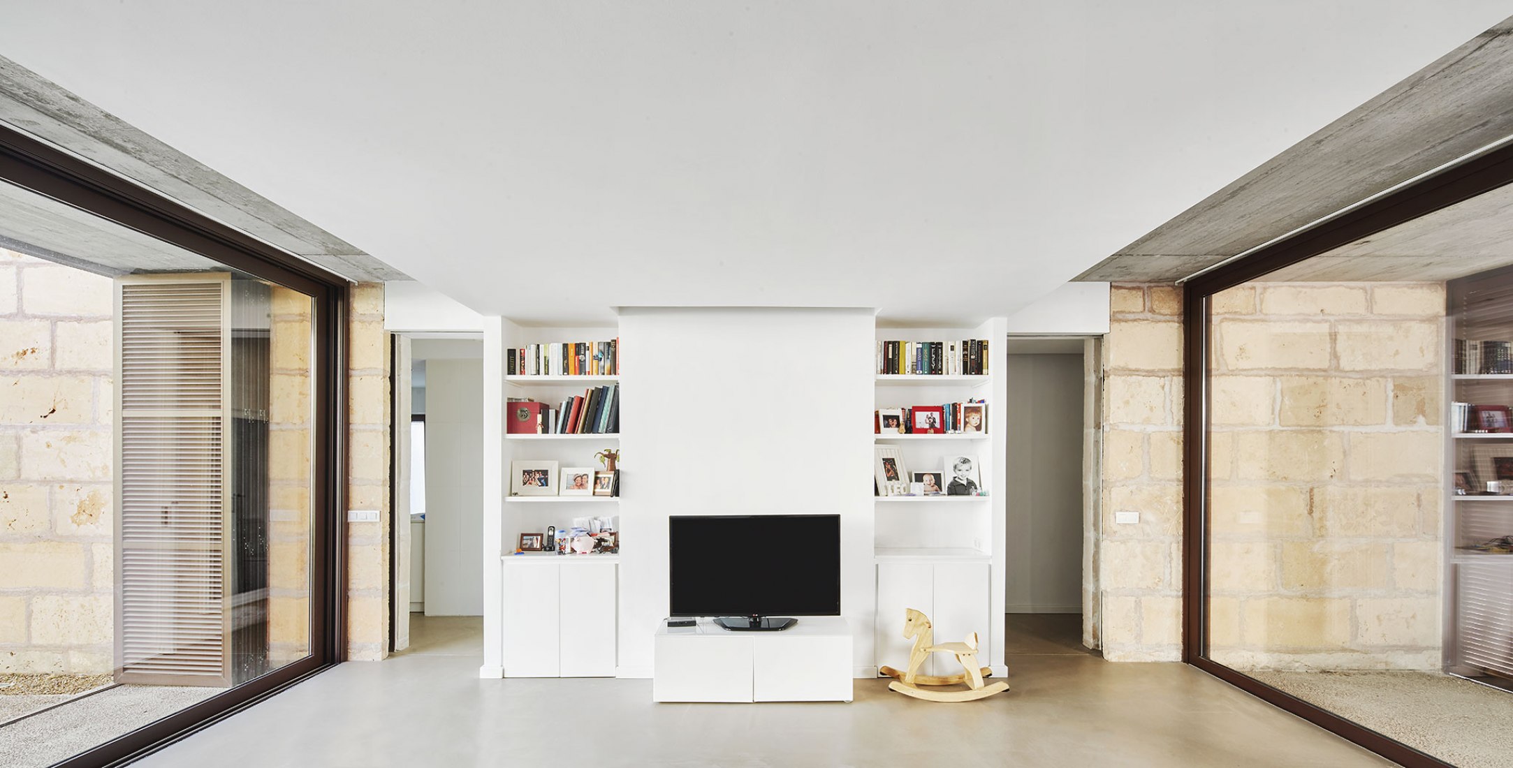 Living room and dining room. Casa es Carnatge by MIEL Arquitectos. Photograph @ José Hevia