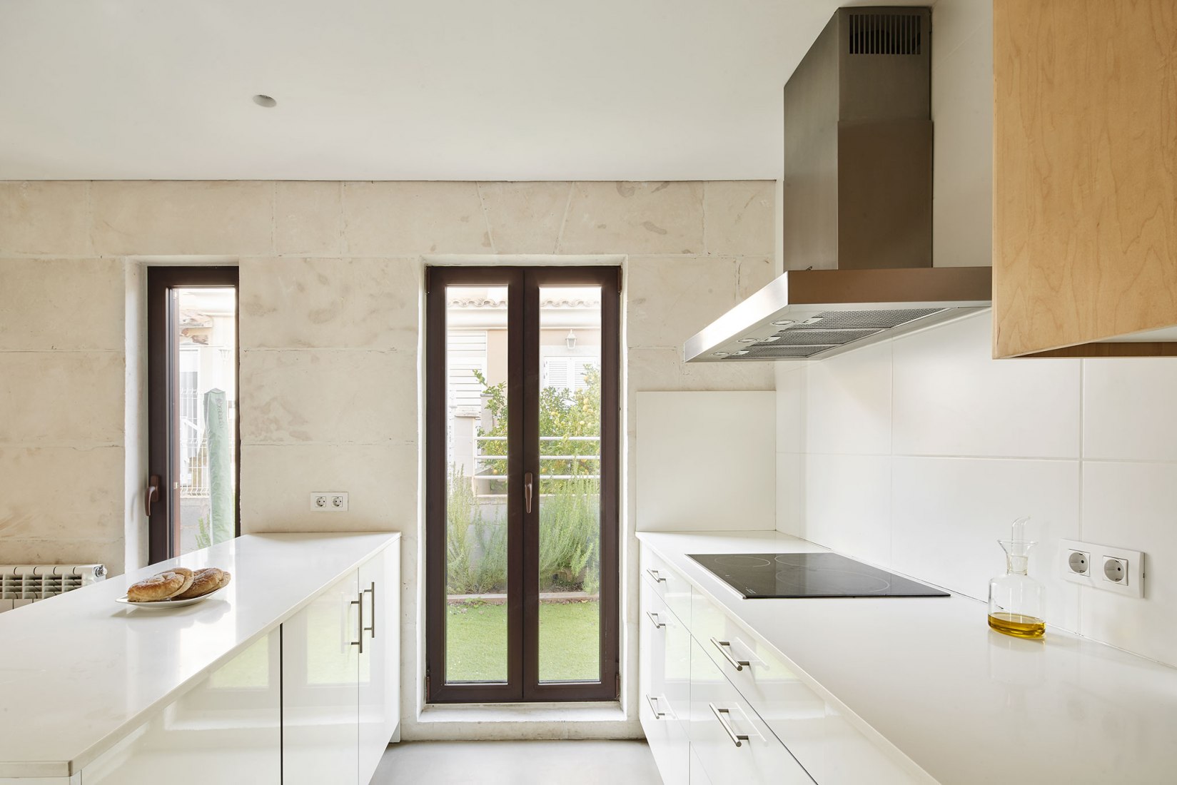 Kitchen. Casa es Carnatge by MIEL Arquitectos. Photograph @ José Hevia