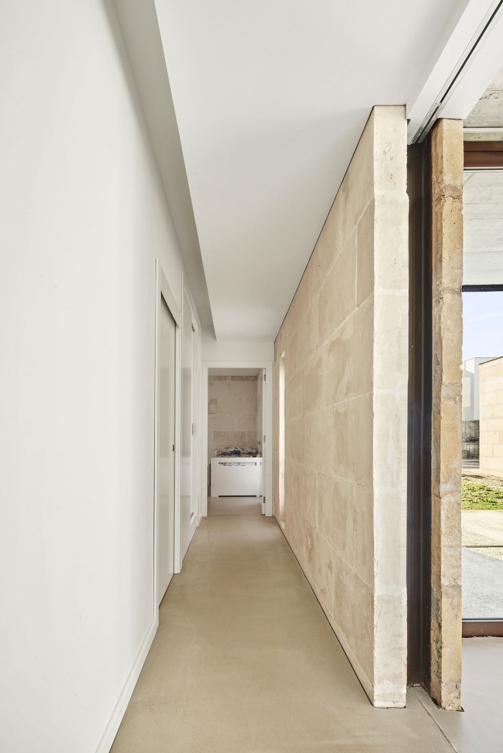 Corridor. Casa es Carnatge by MIEL Arquitectos. Photograph @ José Hevia