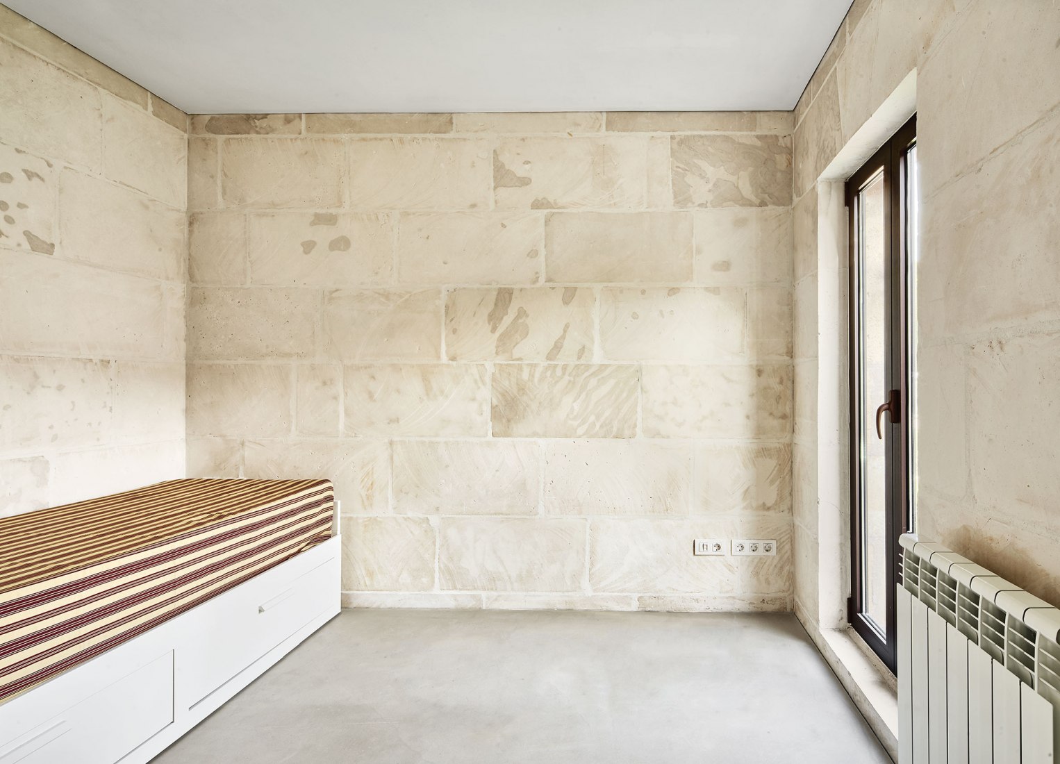 Interior view. Casa es Carnatge by MIEL Arquitectos. Photograph @ José Hevia