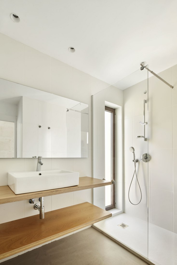 Bathroom. Casa es Carnatge by MIEL Arquitectos. Photograph @ José Hevia