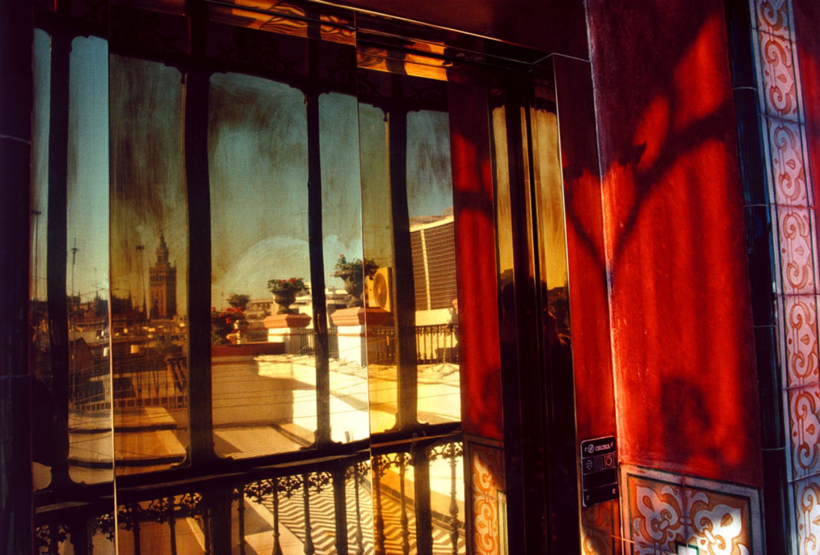 Gueorgui Pinkhassov “Just Light Like” 2003 - Balcón de un hotel en Sevilla. Andalucía. España ©Gueorgui Pinkhassov/Magnum Photos Gueorgui Pinkhassov «Just Light Like» 2003 - Balcón de un hotel en Sevilla. Andalucía. España ©Gueorgui Pinkhassov/Magnum Photos