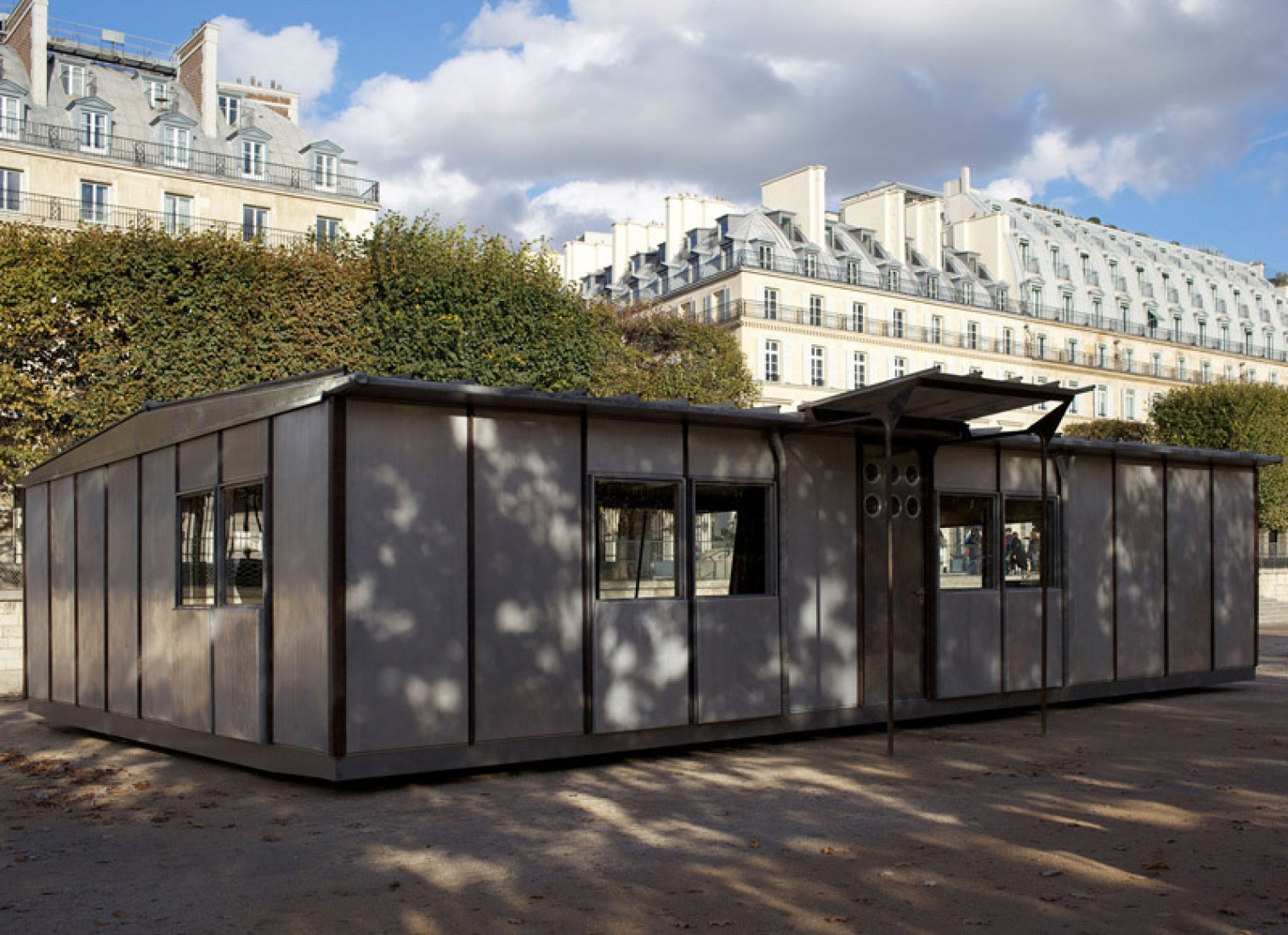 Outside. Jean Prouvé (1949). Métropole Aluminium House, 8X12 m. © Produced by Galerie Patrick Seguin.