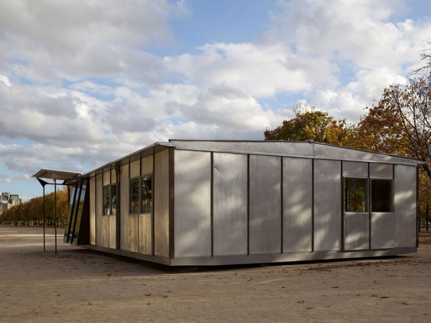 Outside. Jean Prouvé (1949). Métropole Aluminium House, 8X12 m. © Produced by Galerie Patrick Seguin.