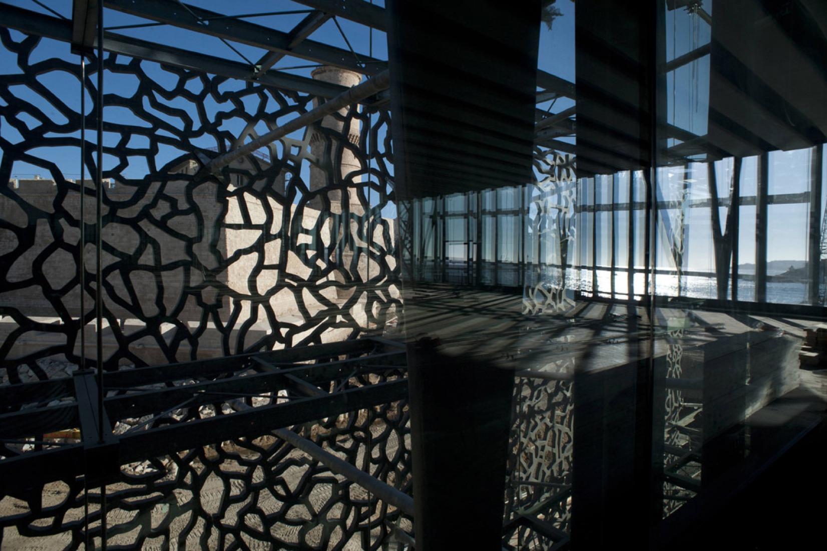 Building mesh. MuCem, by Rudy Ricciotti. Photography © Lisa Ricciotti. Click above to see larger image. Malla del edificio. MuCem, por Rudy Ricciotti. Fotografía © Lisa Ricciotti.