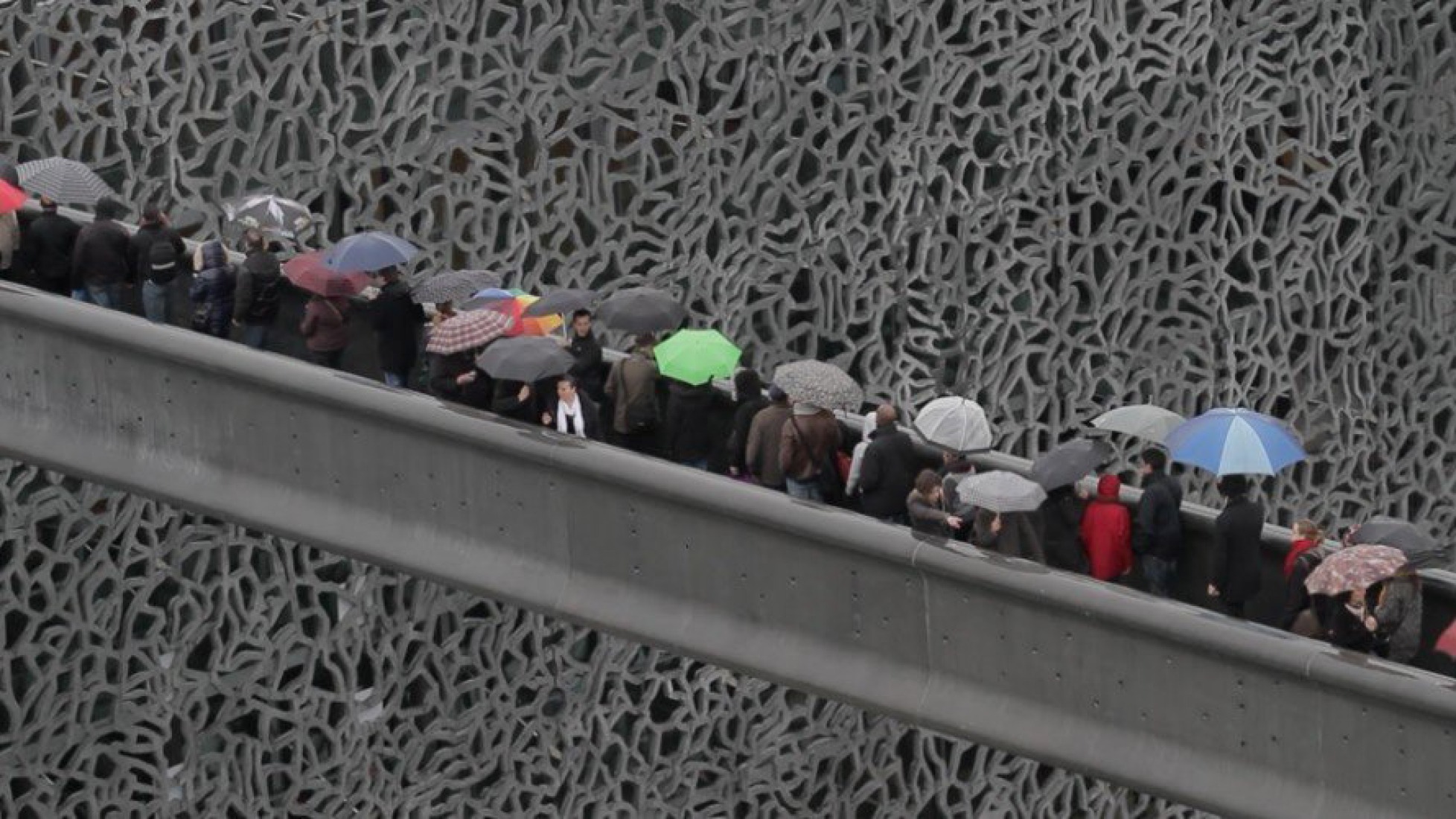 Gateway from Fort Saint Jean. MuCem, by Rudy Ricciotti. Photography © Lisa Ricciotti. Click above to see larger image. Pasarela desde el Fuerte de Saint Jean. MuCem, por Rudy Ricciotti. Fotografía © Lisa Ricciotti.